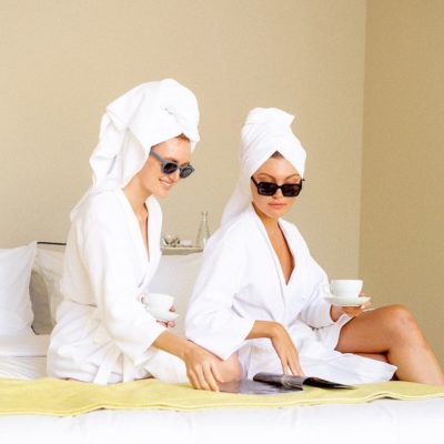 חברות-במלון-e1576080302184